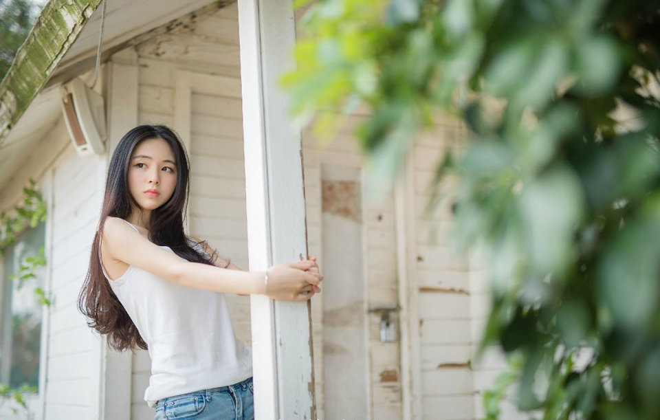 那段岁月，无论从何种角度读你，你都完美无缺，你所缺少的部分，也早已被我用想象的画笔填满。